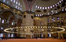 https://excursiongo.ru/wp-content/uploads/sites/2/2022/04/Suleymaniye_Mosque_interior_view.jpg